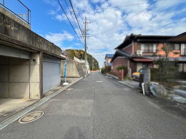 幅員約5mの前面道路です。お子様と手を繋いで歩いている横を車が通り抜けれる道幅となっています。安心してお子様と一緒にお出掛けする事が出来ます。公園も近いですよ
(2026年2月15日 撮影)