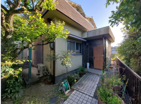 【外観】
「学園前駅」より徒歩約9分の立地◎