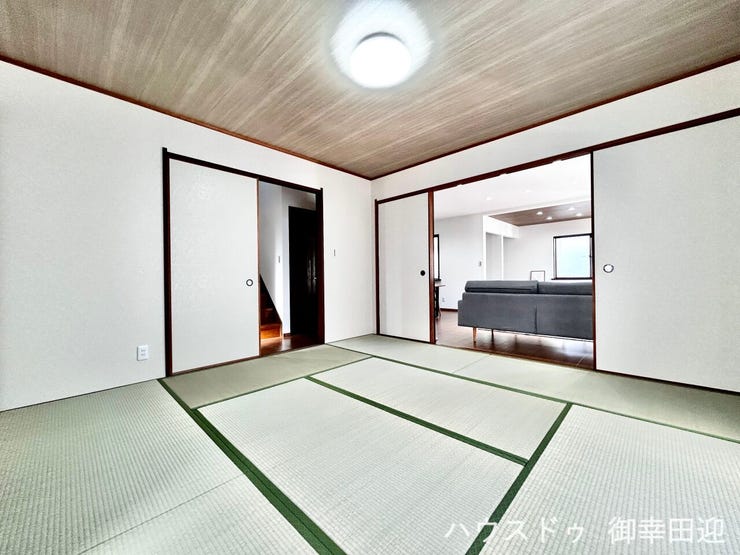 ■1階8.0帖和室■ゲストをもてなし、昼寝や家事にも使える、畳のぬくもりが心地よい多目的万能スペース。