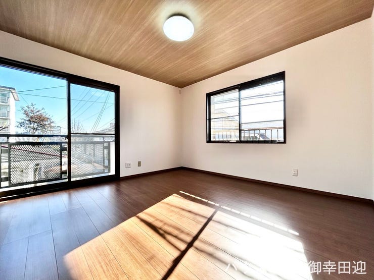 ■2階10帖洋室■寝室、書斎、趣味の部屋。家族の成長やライフスタイルに合わせ、様々な使い方ができる快適な空間です。