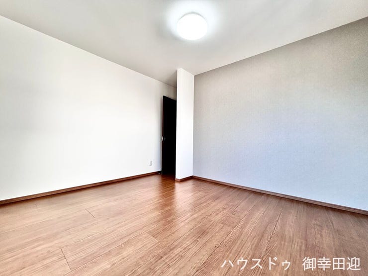 ■2階7.25帖洋室■寝室、書斎、趣味の部屋。家族の成長やライフスタイルに合わせ、様々な使い方ができる快適な空間です。