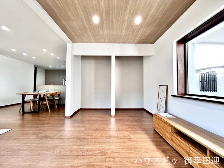 ■安らぎと笑顔の中心地■陽光が優しく降り注ぎ、会話が自然と弾む。ここでは、毎日が特別な時間へと変わります。