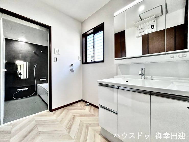 ■清々しいリフレッシュ空間■自分を磨き、気持ちを切り替える。心地よい光が差し込むプライベートスペース。