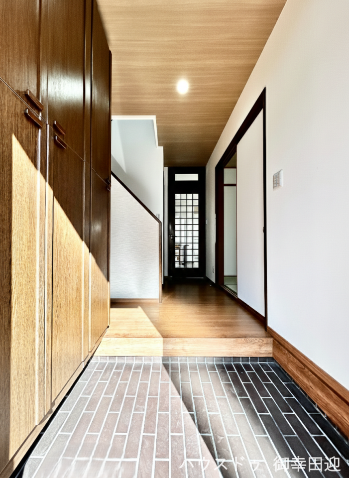 ■「ただいま」の安堵をくれる場所■訪れる人を迎え入れ、帰るたびにホッと一息つける、明るく機能的なエントランス。