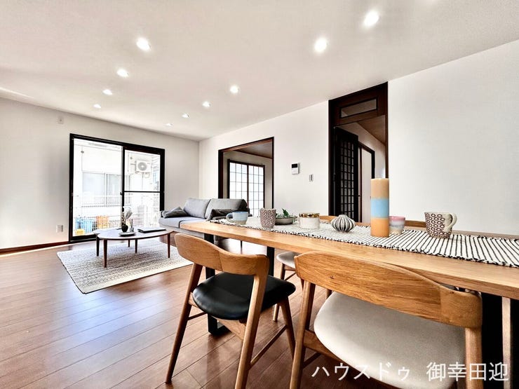 ■安らぎと笑顔の中心地■陽光が優しく降り注ぎ、会話が自然と弾む。ここでは、毎日が特別な時間へと変わります。