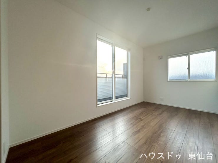 南側の5.6帖のお部屋です♪お掃除も楽々なフローリングです♪