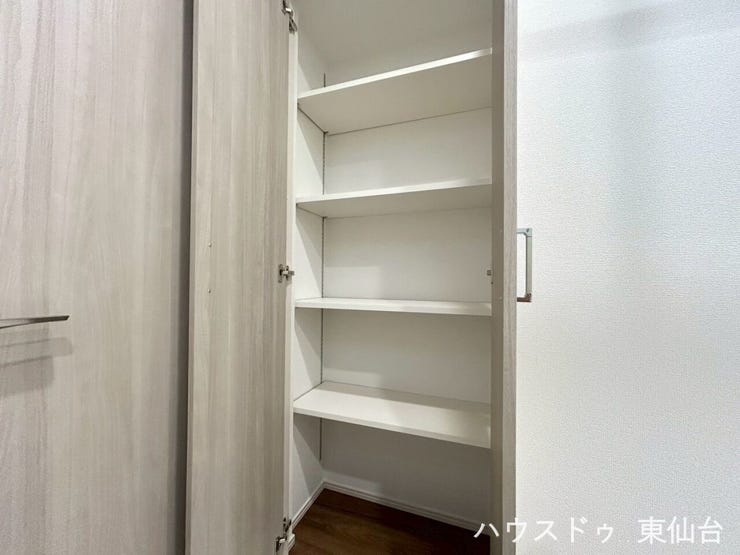 扉付きの収納もございます♪細かいものが増えがちな水回りにはうれしいポイントですね♪