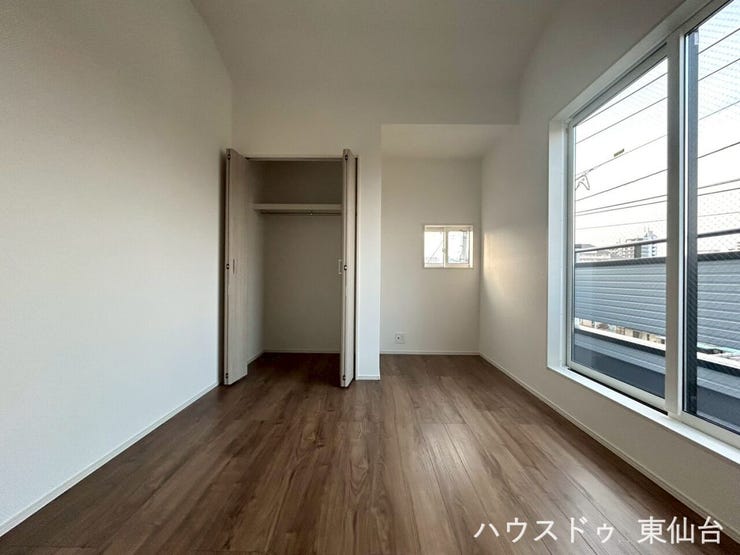 3階6帖のお部屋です♪バルコニーにつながるお部屋です♪