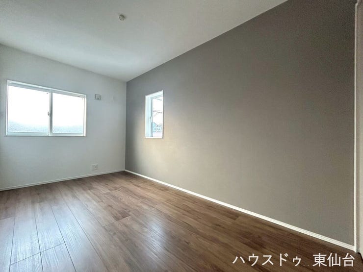 3階真ん中の5.6帖のお部屋です♪アクセントカラーがおしゃれなお部屋です♪