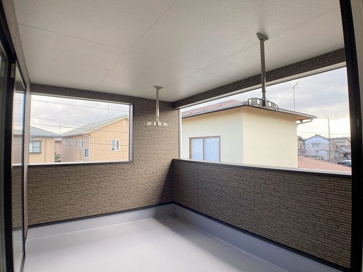 ワイドバルコニーで洗濯物干しはもちろん、のんびりリラックスタイムも楽しめそうです!