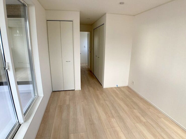 7.25帖洋室。バルコニーへ出られます。