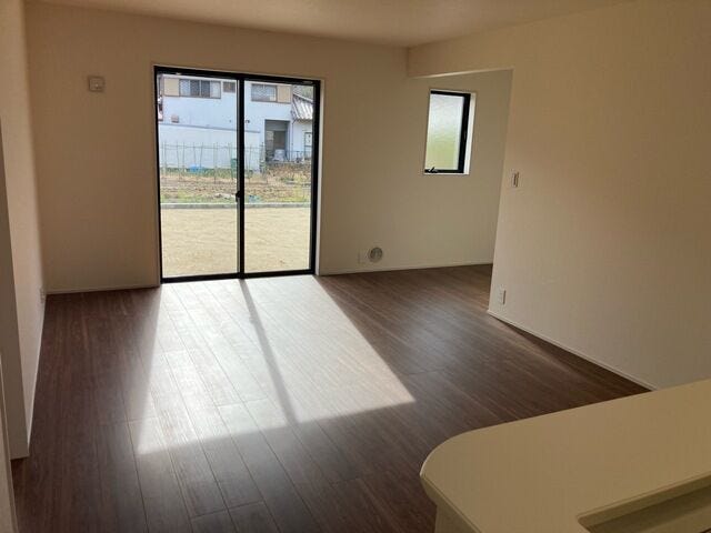 【リビング】
24時間換気システムでクリーンな空気をお部屋に取り込みます。結露が発生しにくく、カビ予防にも適しています。梅雨の時期も快適です。(同社施工例)