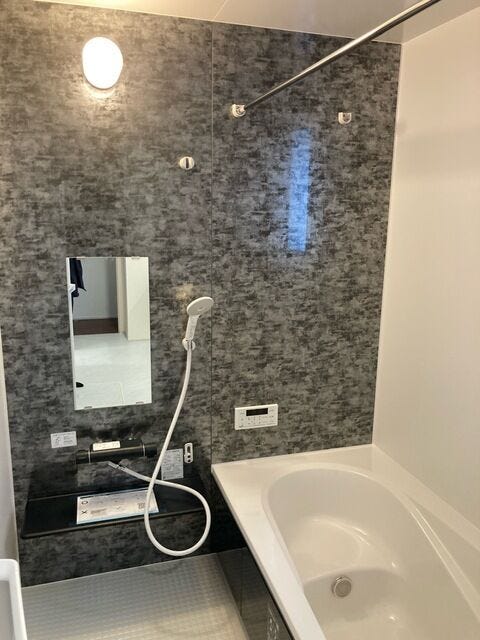 ゆったり入れる浴槽や、一坪サイズのゆとりの空間で床面に細かな排水溝を加工してあることで、乾きやすく、滑りにくく、汚れにくい仕様になっており、浴室換気乾燥暖房機も設置あり。(同社施工例)