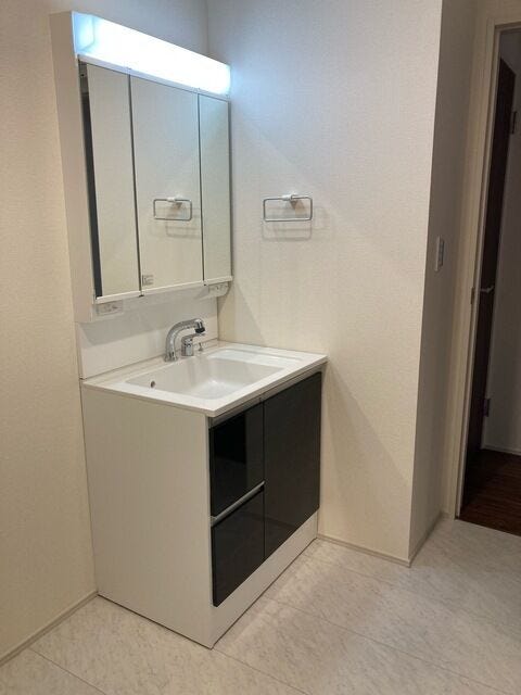 ボトル類や小物もサイドに収納でスッキリ、ワンタッチで切り替えOKのシャワーヘッドで便利です。(同社施工例)