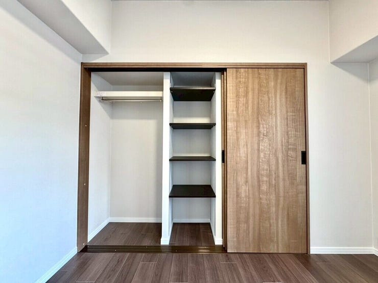 【Bedroom】クローゼット完備で収納力◎。家具の配置もしやすい機能的な洋室です。