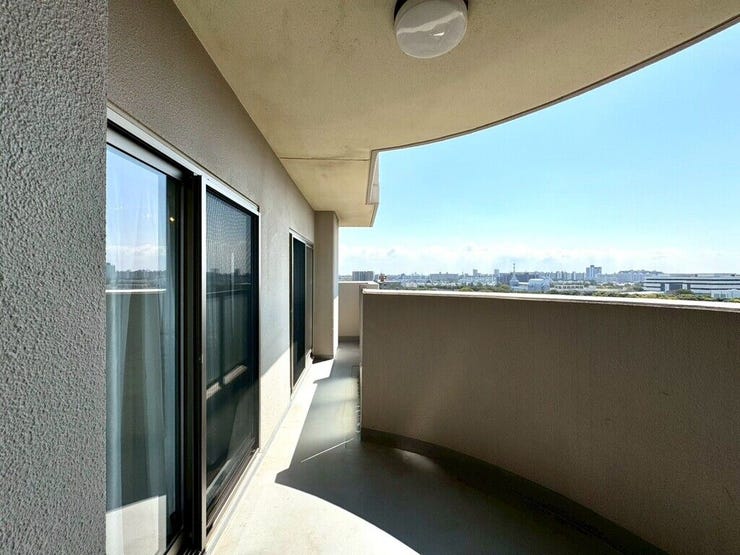 【Balcony】日当たりの良いバルコニーはお洗濯物がしっかり乾きやすく、毎日の家事にも重宝します。
