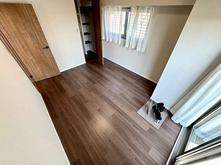 【Bedroom】洋室には収納力のあるクローゼット付き。衣類や荷物もすっきり収まります。