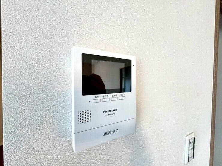 【Facilities】来訪者を確認できるモニター付きインターホンで、防犯面も安心です。