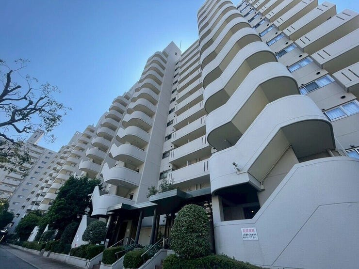 【Exterior】落ち着いた色合いの外観が街並みに馴染む、シンプルで親しみやすいマンションです。