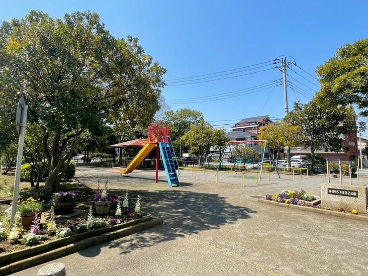 【Exterior】マンション敷地内に公園スペースを確保。お子さまが身近でのびのび遊べる安心の住環境です。