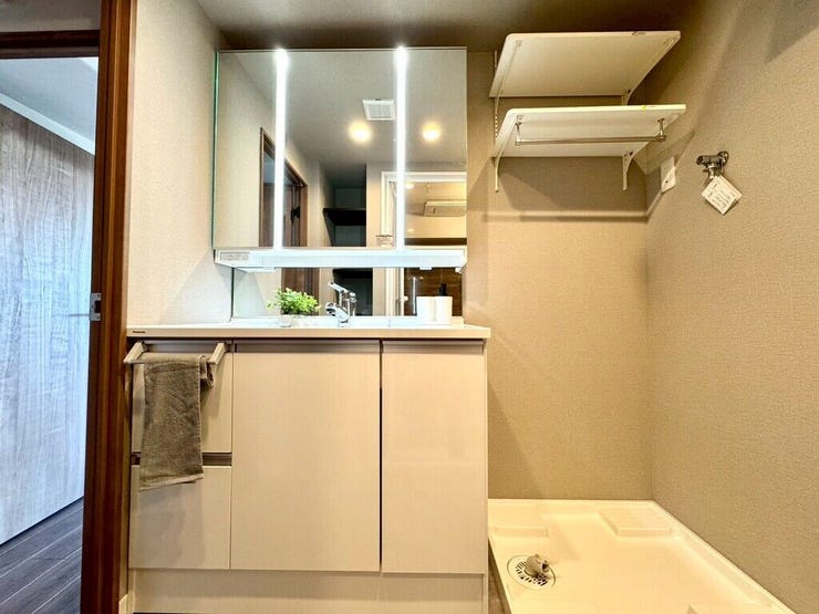 【Washroom】毎朝の準備がスムーズに。広めの洗面台と収納が使いやすい洗面所です。
