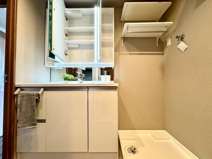 【Washroom】すっきりとしたデザインで、毎日の生活が快適に。収納も豊富な洗面所です。