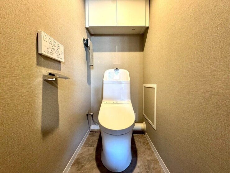 【Toilet】横向き設置で空間を有効活用。動線がスムーズで、開閉や出入りも快適なトイレです。