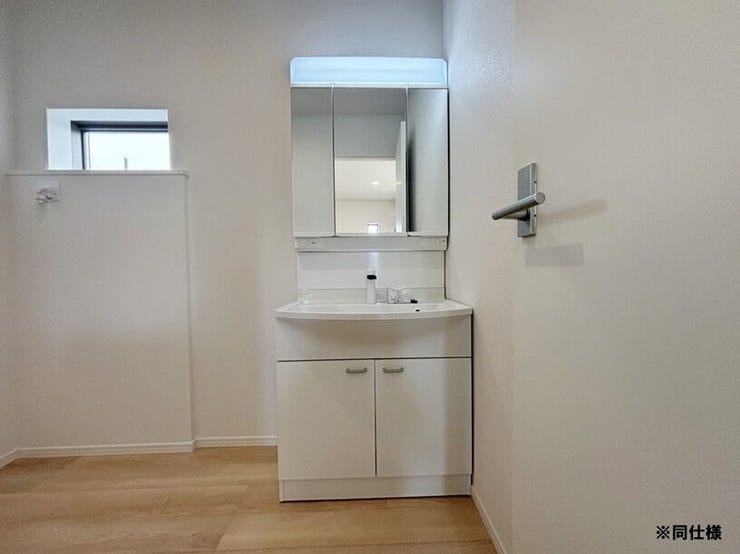※同仕様
◎現地案内予約受付中!◎
片手で引き出せるホース付きの洗面台は、小さなお子様の手洗いにも安心してお使いいただけます。朝の身支度にもピッタリです◎