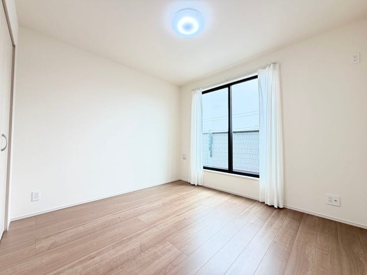 ◎洋室:A号棟(8/11撮影)
さらに、南側にはカースペースがあるの建物内に陽が入りやすいです♪