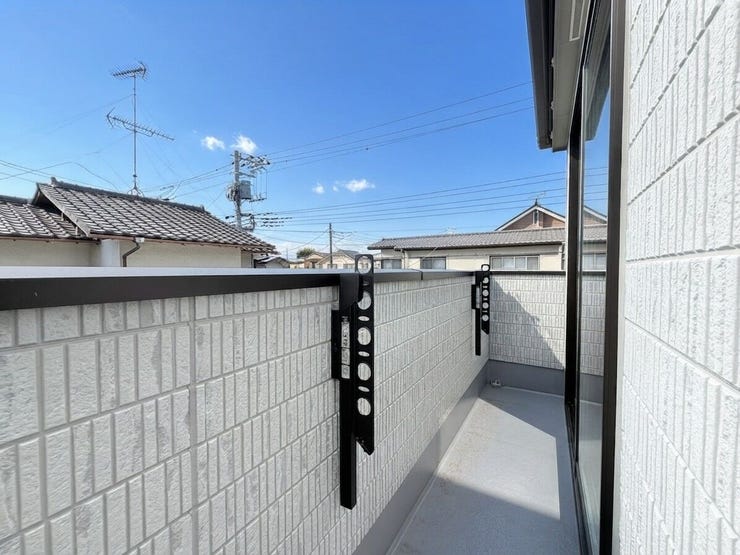 ◎バルコニー:A号棟(8/11撮影)
南向きのバルコニーは日当たりも良く、洗濯物も気持ち良く干せそうです!