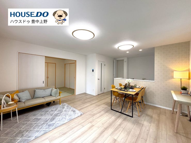 【外観】
【LDK】
約15.7帖のLDK♪隣接する和室の扉をオープンにしていただくと広く開放的な室内となります♪