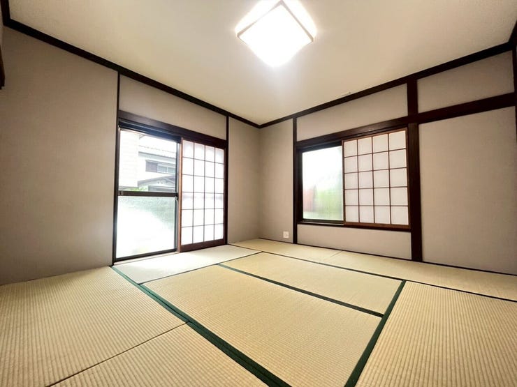 畳が敷かれた落ち着きのある和室です。2面に窓が配置されており、採光や換気に配慮された設計となっています。