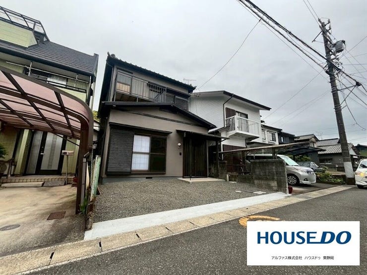 左側からの外観写真になります。
