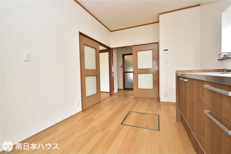 【ダイニングキッチン】廊下と8帖の洋室に出入り可能な2WAYキッチン!冷蔵庫や食器棚も楽々配置可能♪