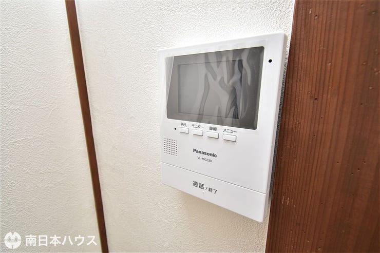 【モニター付きインターホン】玄関周りを確認でき、留守のときなども訪問者を確認できるので防犯面で安心!