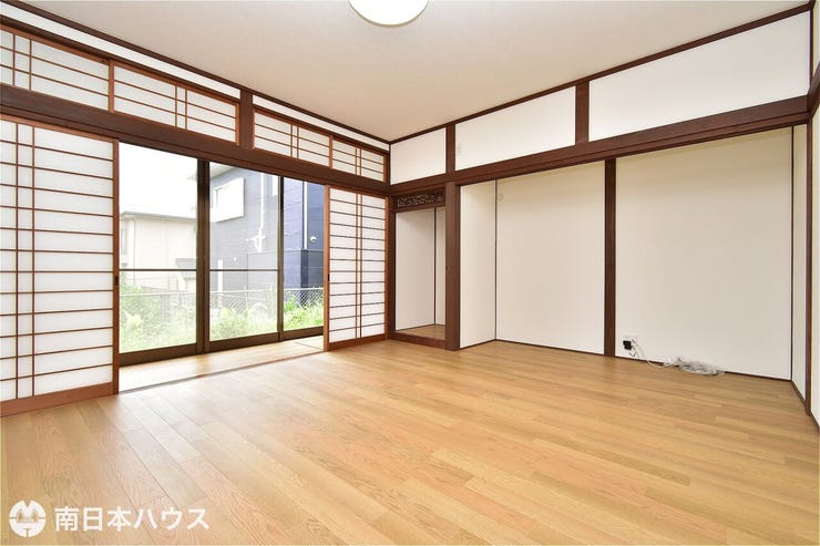 【洋室】1階8帖の洋室です!キッチンに隣接しているのでリビングとして活用できます♪