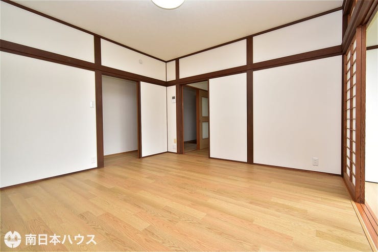 【洋室】1階8帖の洋室です!南向きの縁側があり日当たり良好な室内です♪クロス、床のリフォーム済み!