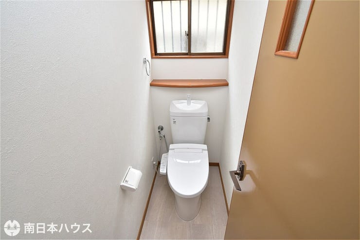 【トイレ】1階トイレです!温水洗浄便座機能付きにリフォーム済みです♪2階も同様にリフォーム済みです!