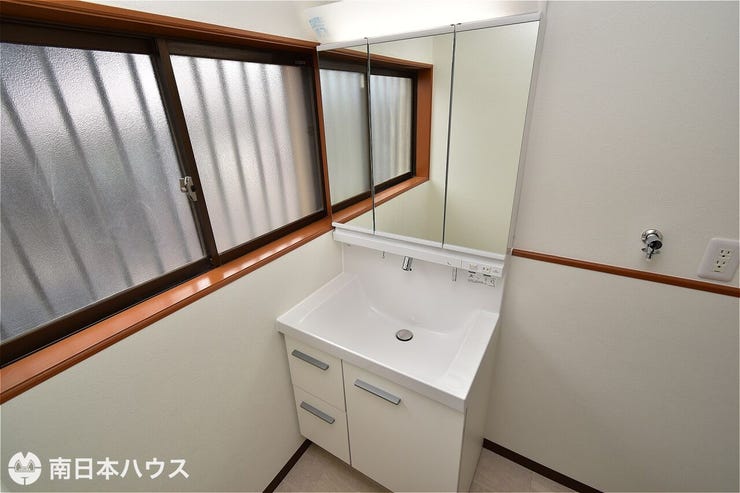 【洗面台】3面鏡の洗面台にリフォーム済みです♪収納が多く、スッキリと片付きます♪
