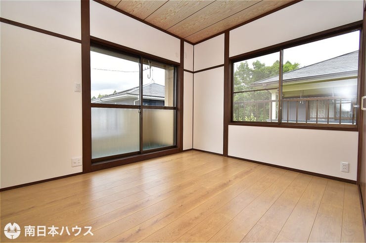 【洋室】2階6帖の南西角部屋です!南向きのバルコニーに面した明るい室内です♪