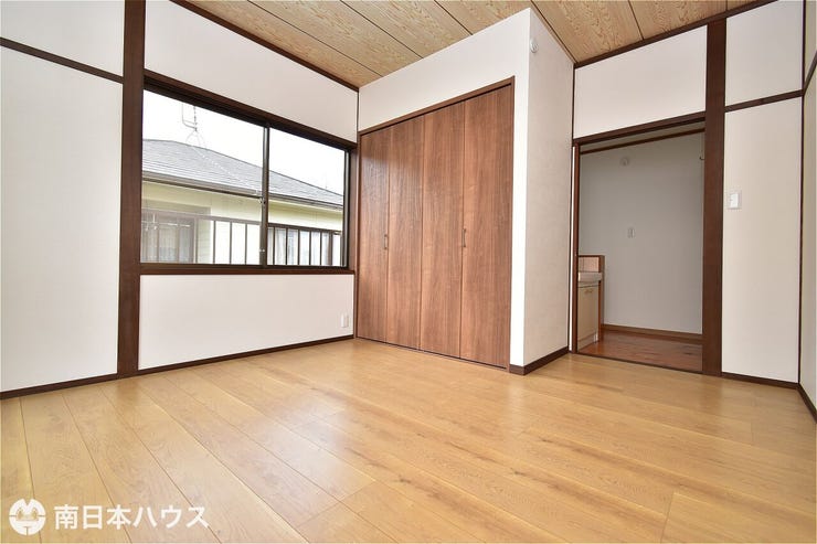 【洋室】2階6帖の南西角部屋です!全居室に収納付きでお部屋をスッキリと使用できます♪