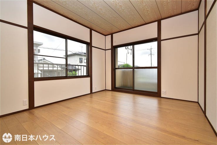 【洋室】2階6帖の東南角部屋です!南向きのバルコニーに面した明るい室内です♪