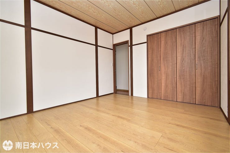 【洋室】2階6帖の東南角部屋です!全居室に収納付きでお部屋をスッキリと使用できます♪