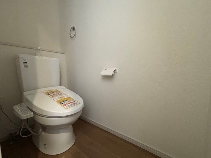 温水洗浄便座付きで、毎日快適に使える清潔感のあるトイレです。