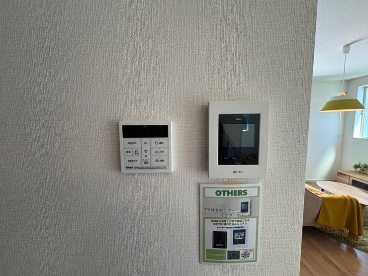 左:台所リモコンで、お湯張りや追い焚きをワンタッチで操作可能。家事をしながらでも簡単にお風呂を準備できます。
右:訪問者を確認できるモニター付きインターホンで、安心・快適な暮らしをサポートします。