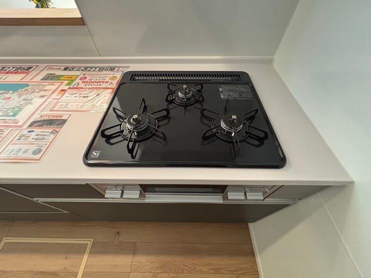 同時調理に便利な3口コンロで、毎日の料理もスムーズに。