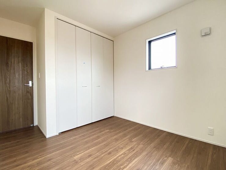 収納豊富な明るい洋室はお子様のお部屋としても良いですね。