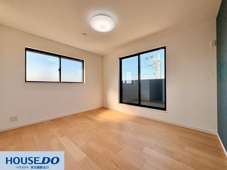 二面採光で明るい光が差し込む、風通しの良い居室です! 木目調のフロアが柔らかな雰囲気を醸し出し、どんな家具とも調和します!窓から見える開放的な景色が、日々の暮らしに心地よさを提供します♪