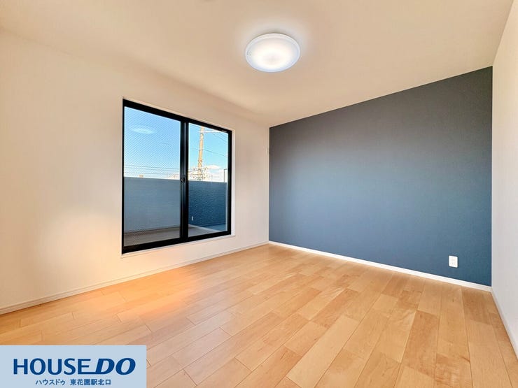 深みのあるブルーグレーの壁紙が、空間に穏やかな奥行きを与えています!明るい木目のフローリングとのコントラストが美しく、お気に入りの家具を配置するだけで、自然と洗練された雰囲気の居室に仕上がります♪