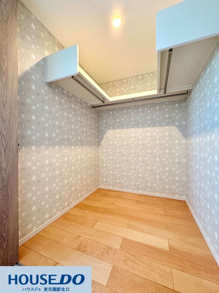 扉を開けると北欧風の木立ち柄の壁紙が広がる、細部までこだわった収納スペースです!L字型のハンガーパイプと上部棚が設置されており、季節物の衣類やバッグも整理しやすく、日々の身支度がスムーズになります♪